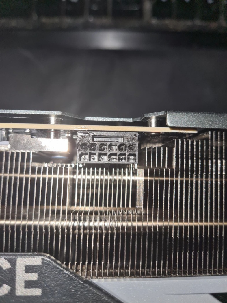GeForce RTX 4090 - 溶けた12VHPWRコネクタ