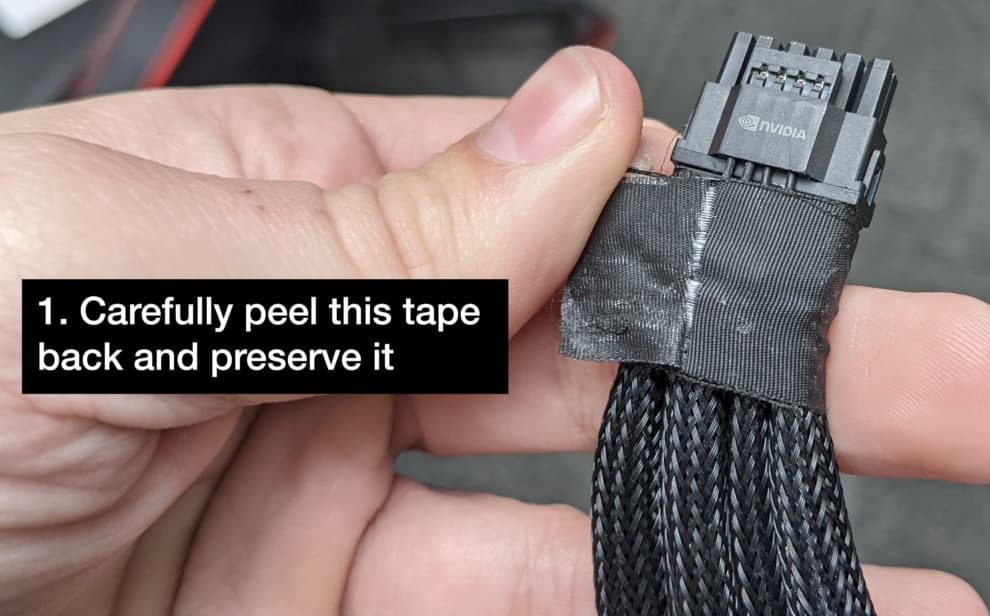 コネクタ周りのテープを剥がす