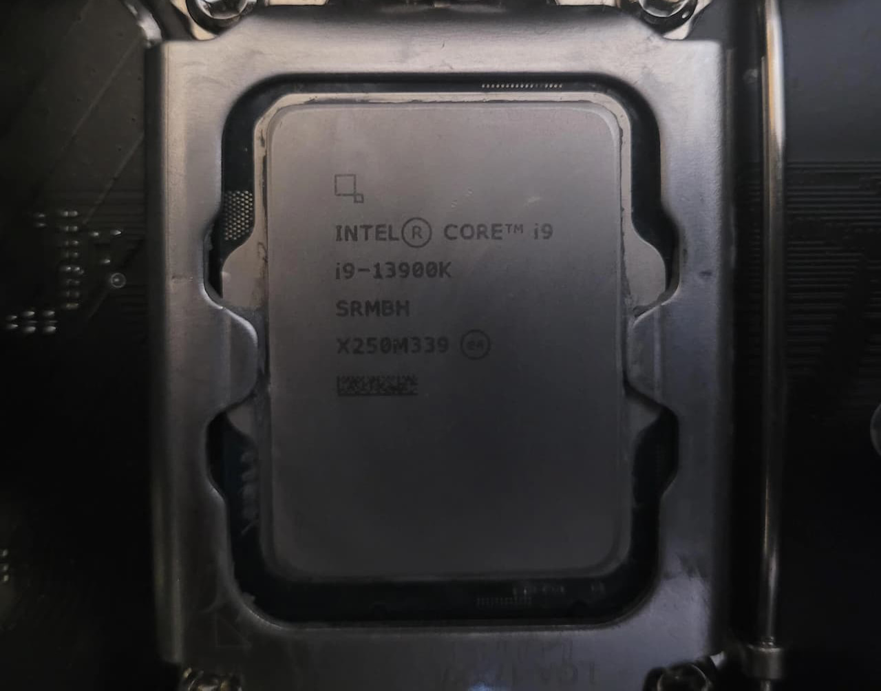 『Core i9-13900K』と刻印された『Core i7-13700K』