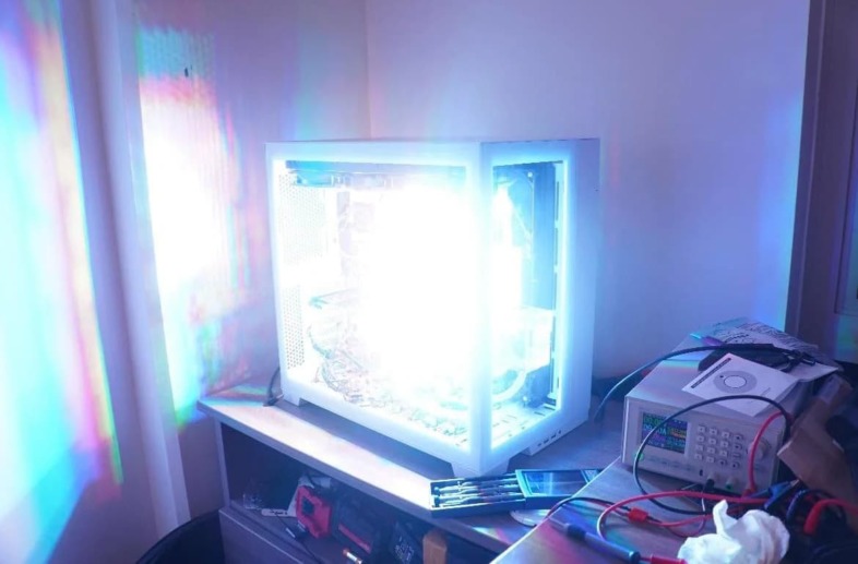 消費電力1200WのRGB LEDをPCケースで光らせるとどうなるの?家の外から見た写真がヤバイ | ニッチなPCゲーマーの環境構築Z
