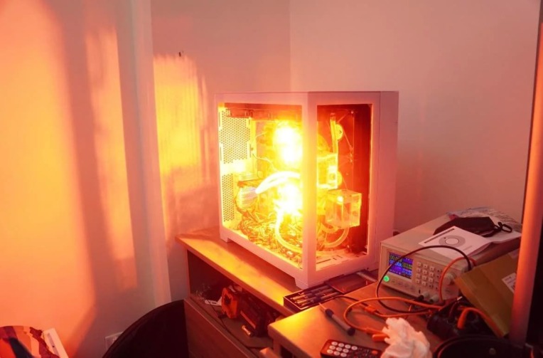 消費電力1200WのRGB LEDをPCケースで光らせるとどうなるの?家の外から見た写真がヤバイ | ニッチなPCゲーマーの環境構築Z