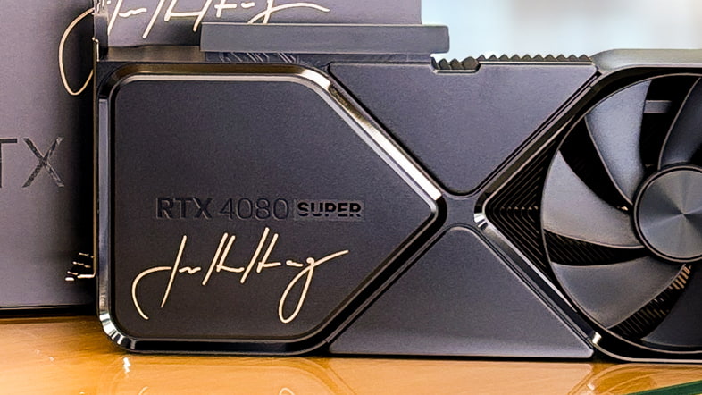 ジェンスン・フアンCEOのサイン入りGeForce RTX 4080 SUPER
