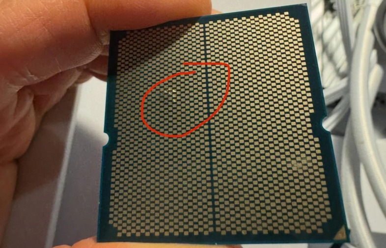 物理的に破損したRyzen 9 9950X3D: 左上に気泡が