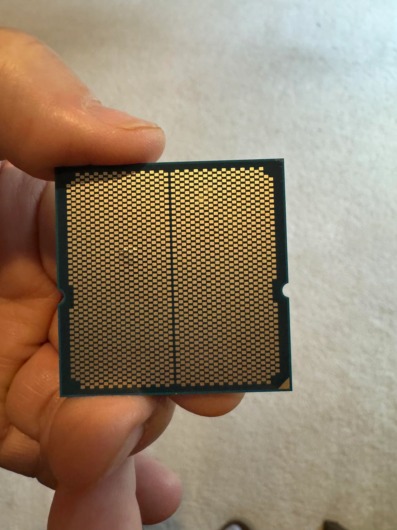 物理的に破損したRyzen 9 9950X3D: 左上に気泡が