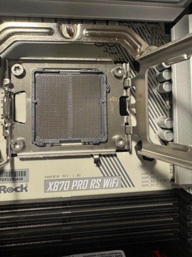 ASRock X870 Pro RS WiFi: AM5ソケットに若干の変色が