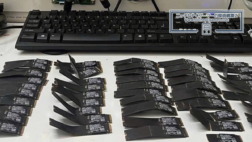 破壊された50枚ものNVMe M.2 SSD