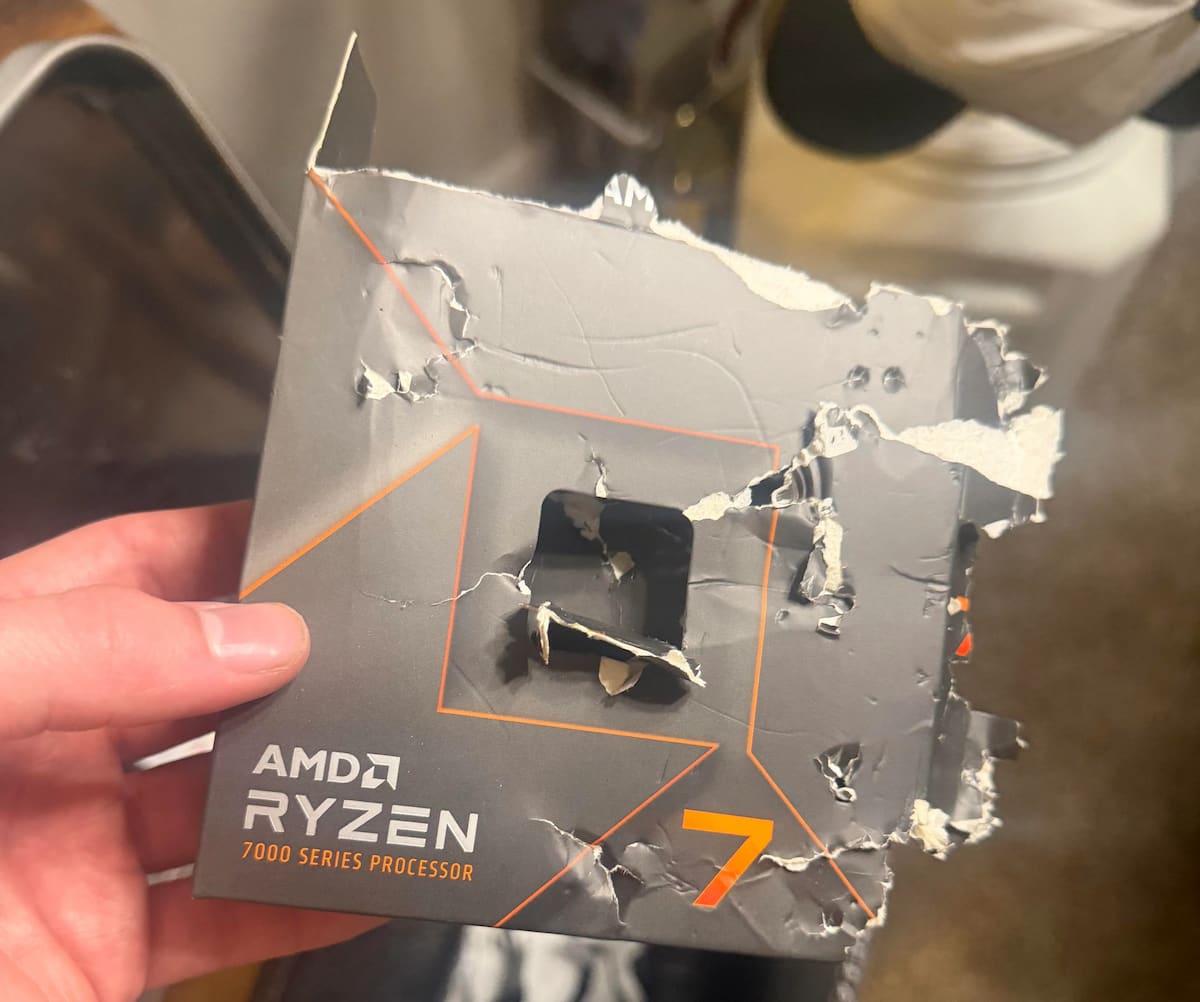 飼い犬に噛まれたRyzen 7 7700Xパッケージ