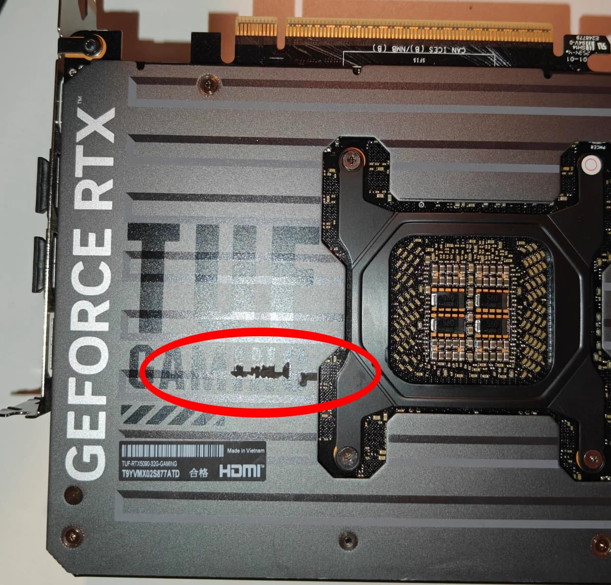 ASUS TUF Gaming GeForce RTX 5090 溶けたライザーケーブルが付着