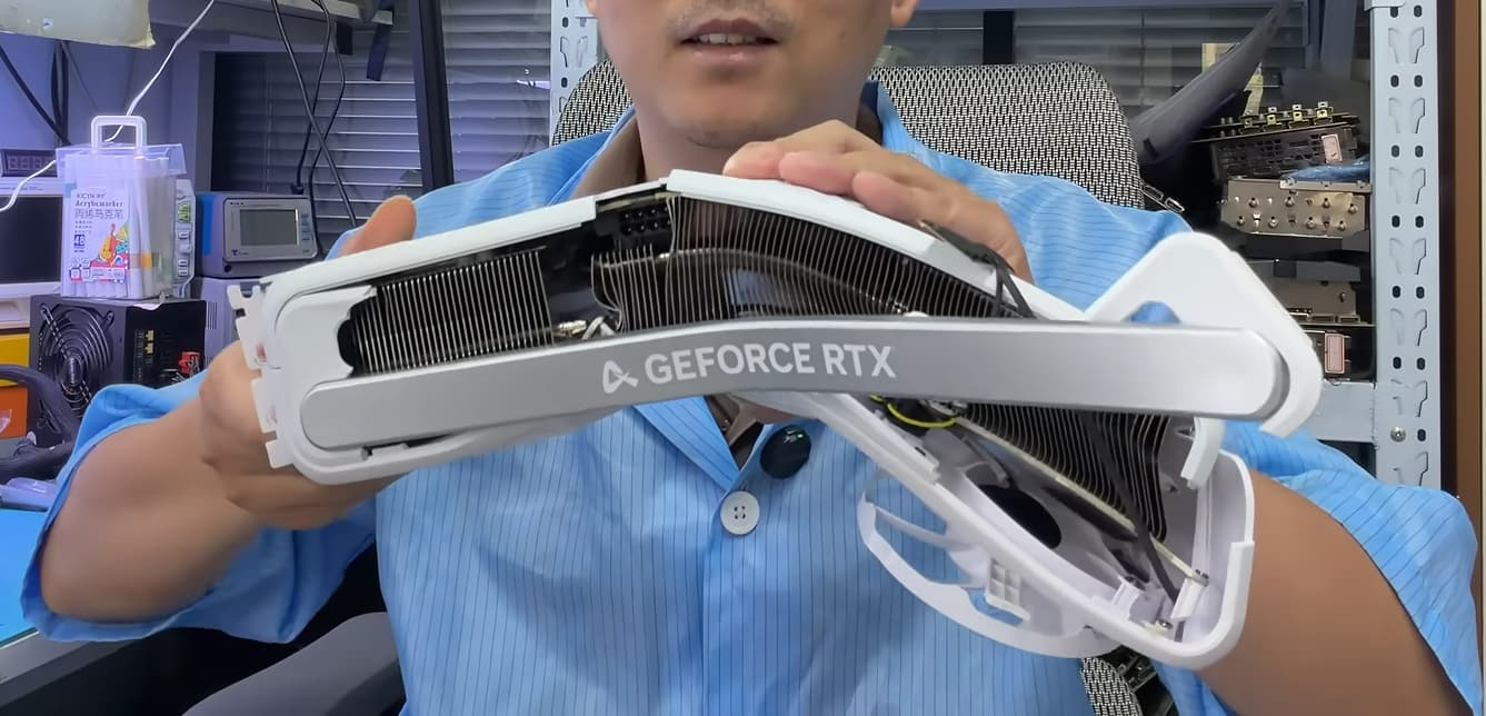 折れ曲がったGeForce RTX 5060 Ti